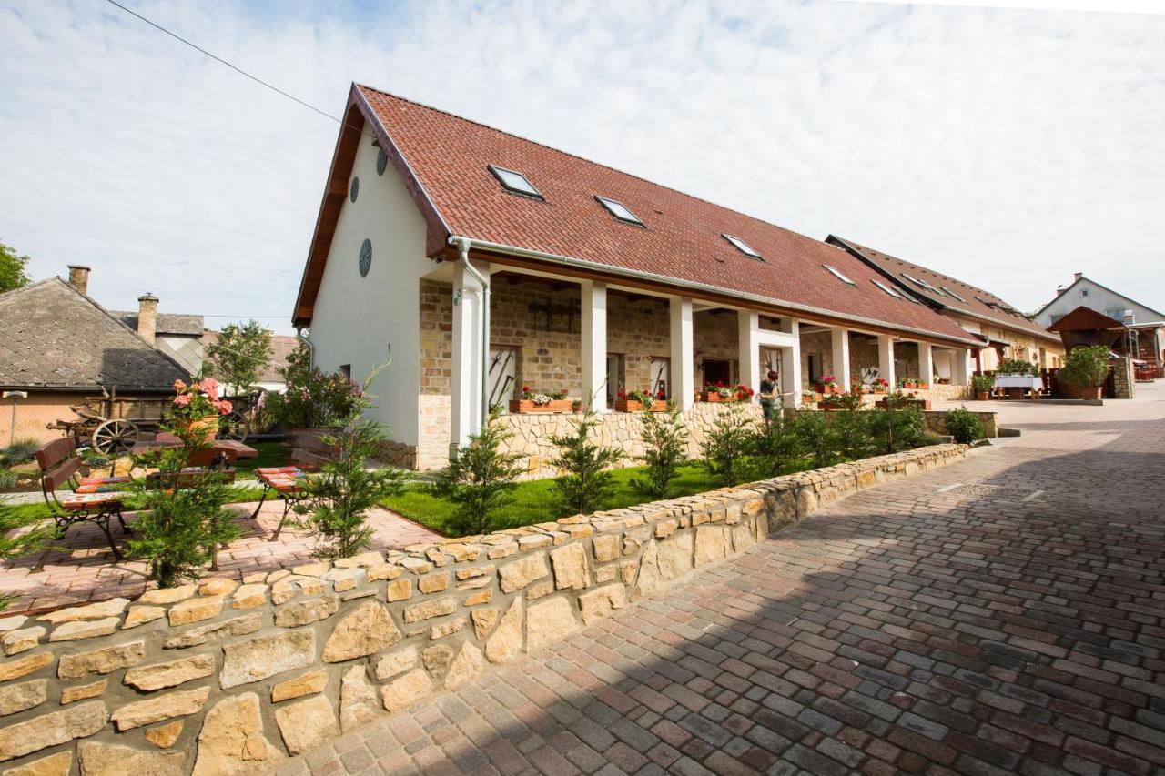 Bakony-Cinca Vendeghaz Hotel Szentgál Eksteriør billede